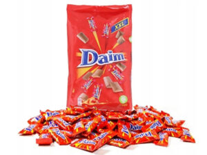 שקית ענקית מלאה בחטיפי שוקולד וקרמל  - <span class='eng'>DAIM XXL</span>