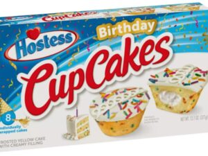 קאפקייקס יום הולדת במילוי קרם - HOSTESS BIRTHDAY CUPCAKES