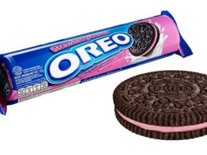 עוגיות אוריאו עם מילוי קרם תות  Oreo STRAWBERRY CREME
